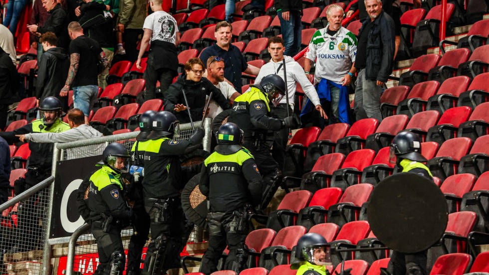 En Hammarby-supporter fördes till sjukhus efter skandalscenerna i Nederländerna då Twentesupportrar tog sig in på en läktarsektion med Hammarbys sponsorer och anhöriga.