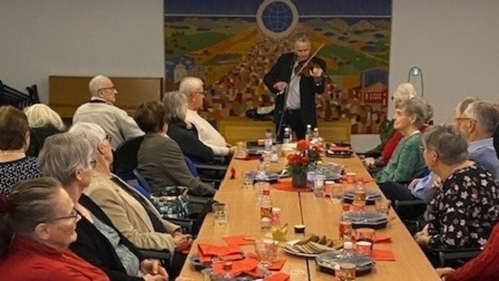 Luleå demensförening hade riksspelman Svante Lindqvist på besök.