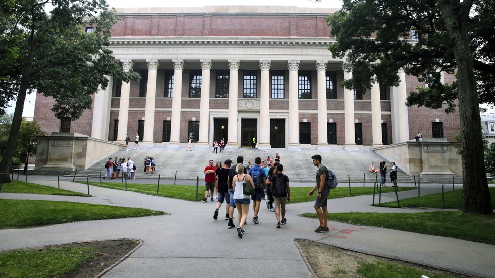 Vissa skolor som Harvard utgår man från familjens inkomst när avgiften ska sättas för hur hög avgift man ska betala till skolan för att få studera där.