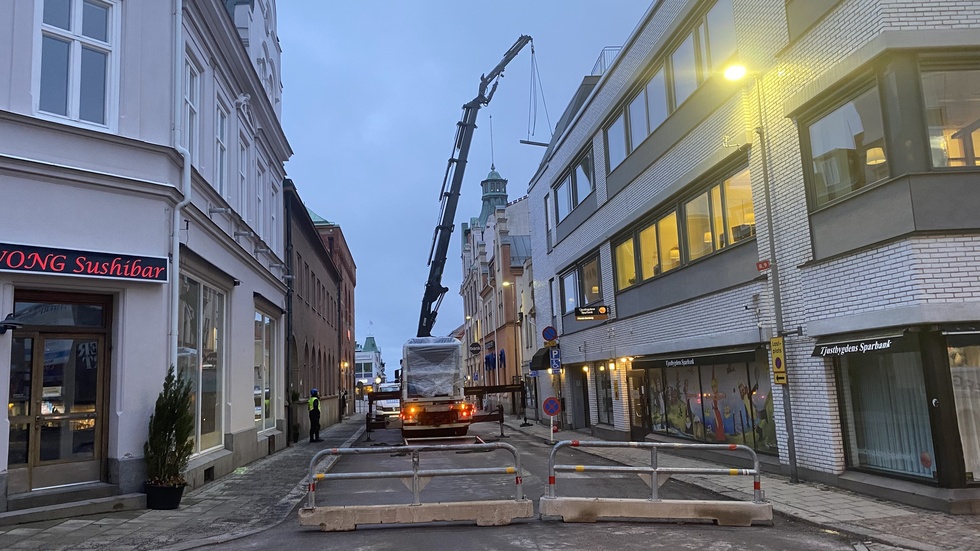 Det drygt två ton tunga paketet står fortfarande kvar på släpet i väntan på att lyftas upp.