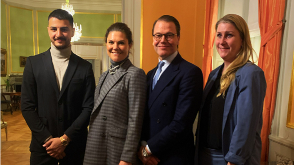 Mohammed Al-Quzweeni, behandlingsassistent i Norrköping med kronprinsessan Victoria, prins Daniel, och Maria Togersen, verksamhetschef i Norrköping.