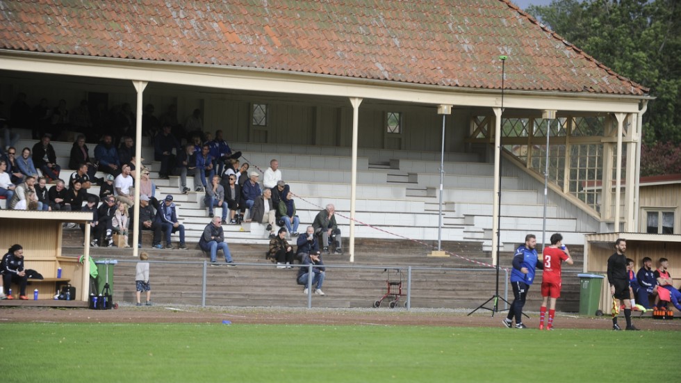 Så här såg det ut i lördags när Harg mötte Jäder i sista seriematchen. Delar av läktaren var avstängd, nya stöttor som håller uppe taket ditsatta. Synlig "vågrörelse" längs stuprännan.