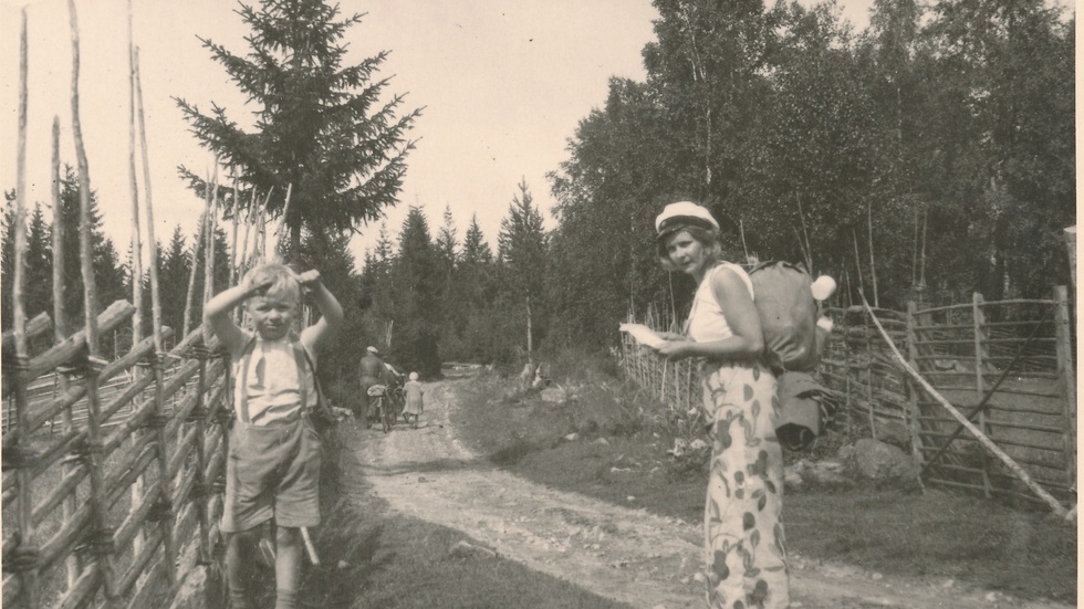 Jan Myrdal föddes 1927 i Stockholm och är son till Gunnar och Alva Myrdal. Han är kritiker, författare och världsresenär. Efter hans tidigare romaner, som innehöll mycket satir, har hans språk ändrats och blivit mer direkt. 