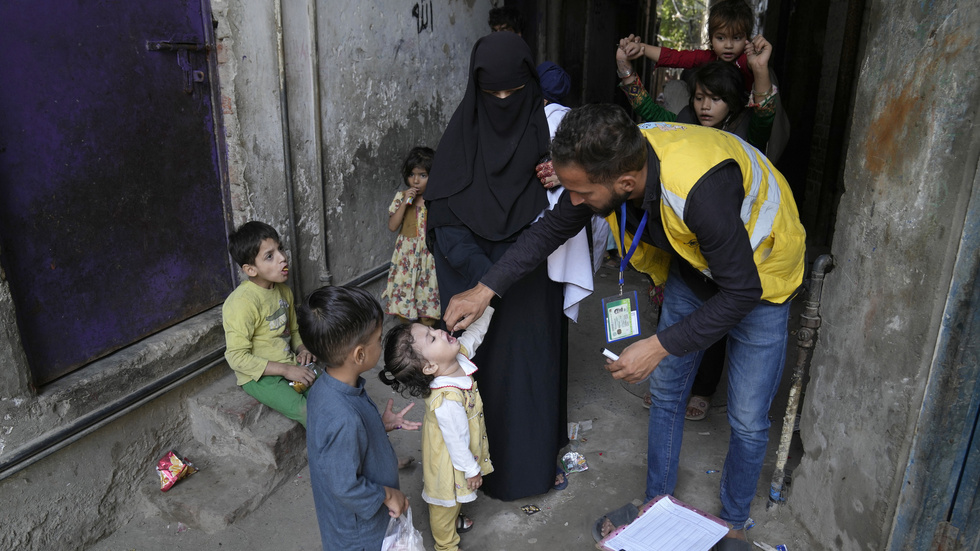Mycket i världen går åt rätt håll, säger Ola Rosling, vd på stiftelsen Gapminder. Här får barn i Pakistan poliovaccin. Bilden är från oktober.