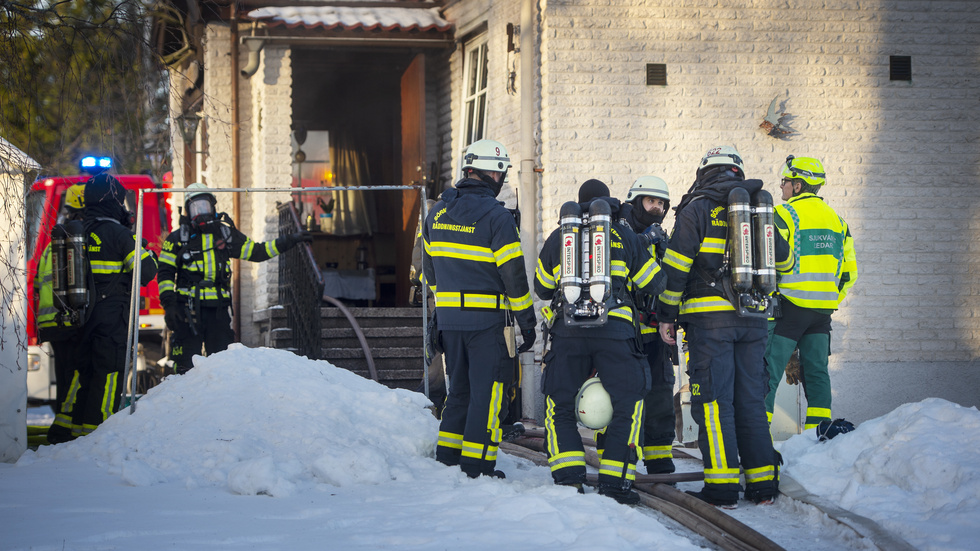 Räddningstjänsten kunde släcka branden före klockan 14, och var på plats ett par timmar efteråt för att kontrollera huset.