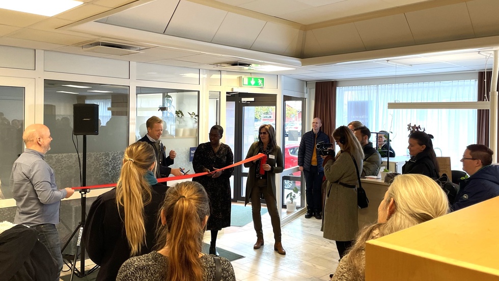 Johan Wachtmeister (M) och Sahro Hashi (S) klipper bandet vid invigningen av Jobbtorgs nya lokaler. Tjänstemännen Gabriel Billing och Anna Källdén bistod vid klippningen.