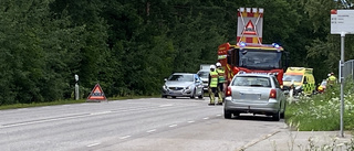 Bil körde av vägen och in i mur – föraren oskadd