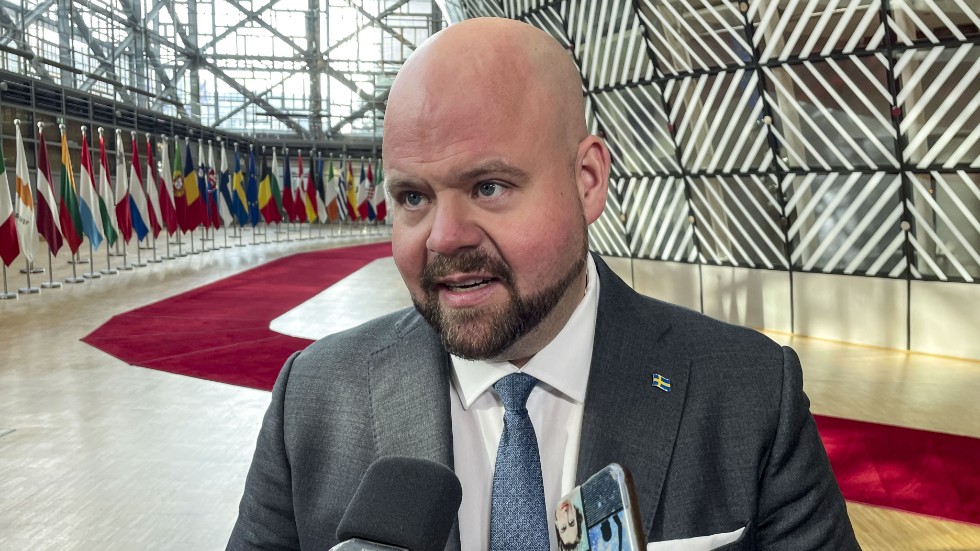 Landsbygdsminister Peter Kullgren (KD) på väg in till måndagens EU-möte i Bryssel.