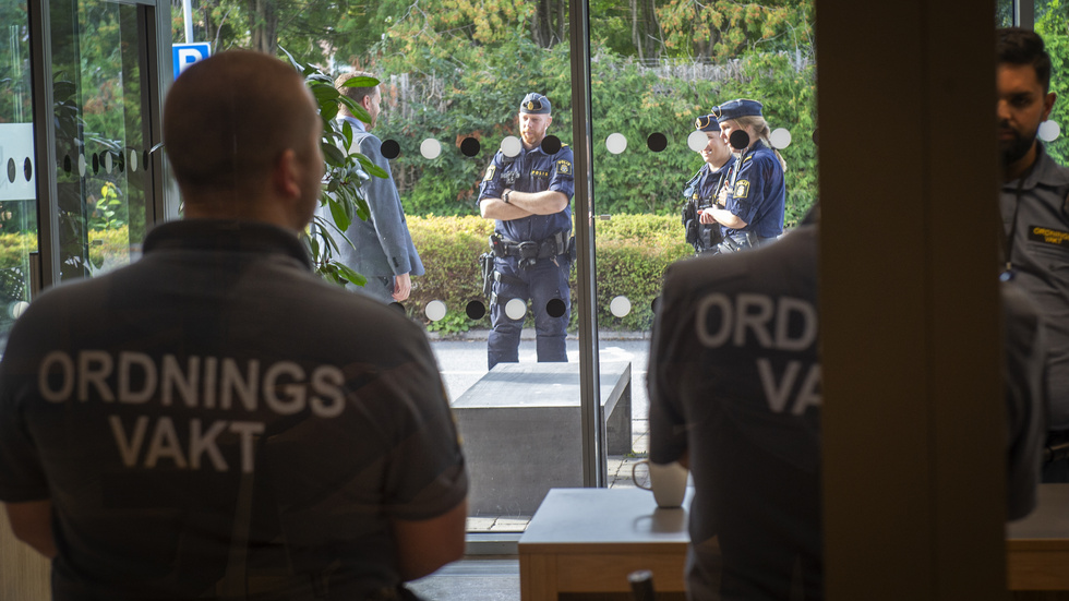 Totalt tre personer är häktade misstänkta för inblandning i våldsvågen. Flera barn är också aktuella i utredningarna men har överlämnats till sociala myndigheter på grund av sin ålder. Den yngsta är 12 år.