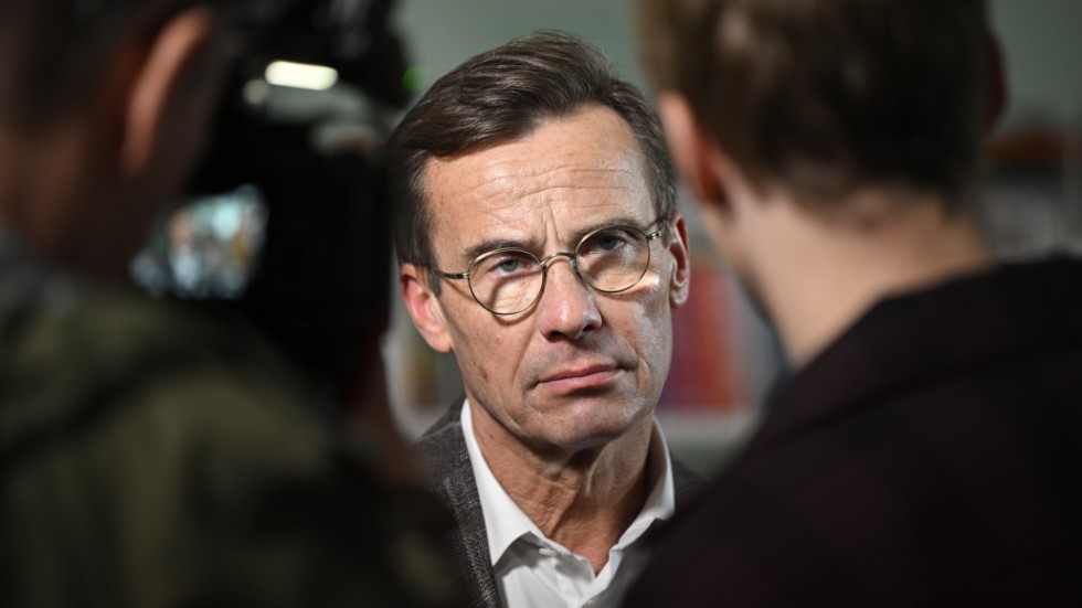 Statsminister Ulf Kristersson (M) möter media efter pressträff efter ett besök på Edboskolan i Huddinge.