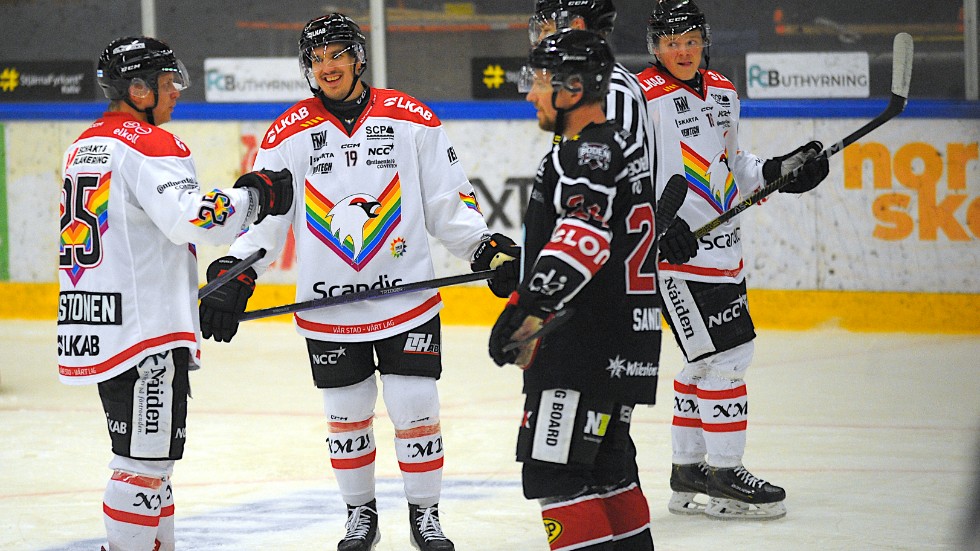 Mattias Mustonen, längst till vänster, avgjorde matchen mellan Kiruna IF och Bodens HF då han satte 3-2 i förlängningen.