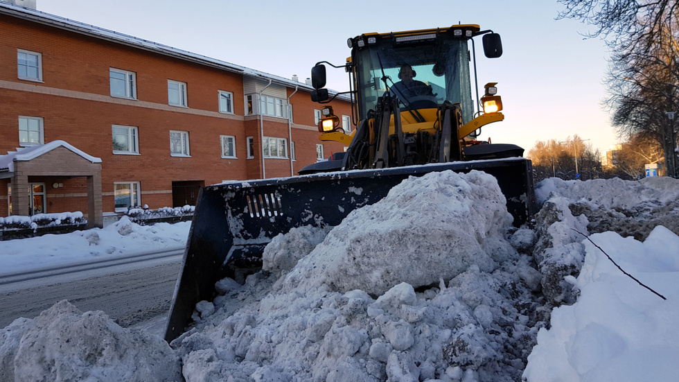 Snöröjningen i Enköping har väckt åsikter hos många. Kommunen menar att det jobbar så snabbt som möjligt för att frigöra gatorna från snö-och is. 