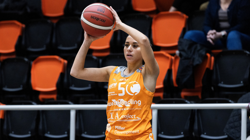 17-åriga guarden Hanna Medina Kajevic stod för en imponerande insats mot Eos och utsågs till planens bästa spelare när Dolphins vann med 112–66.