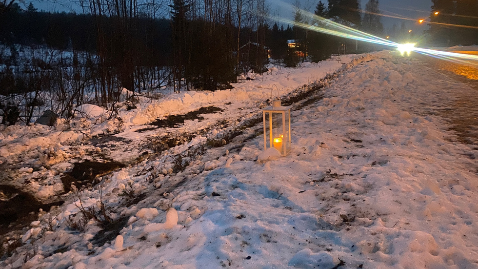 Ett ljus har tänts på olycksplatsen.