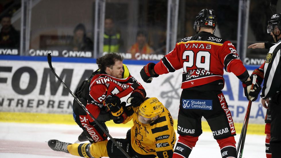 Luleås Brendan Shinnimin, utan hjälm, och Skellefteås Petter Granberg i en het duell under norrderbyt i torsdags kväll.
