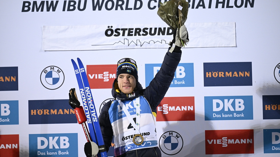 Sebastian Samuelsson firar segern i jaktstarten som kom trots tre bommar i skyttet.
