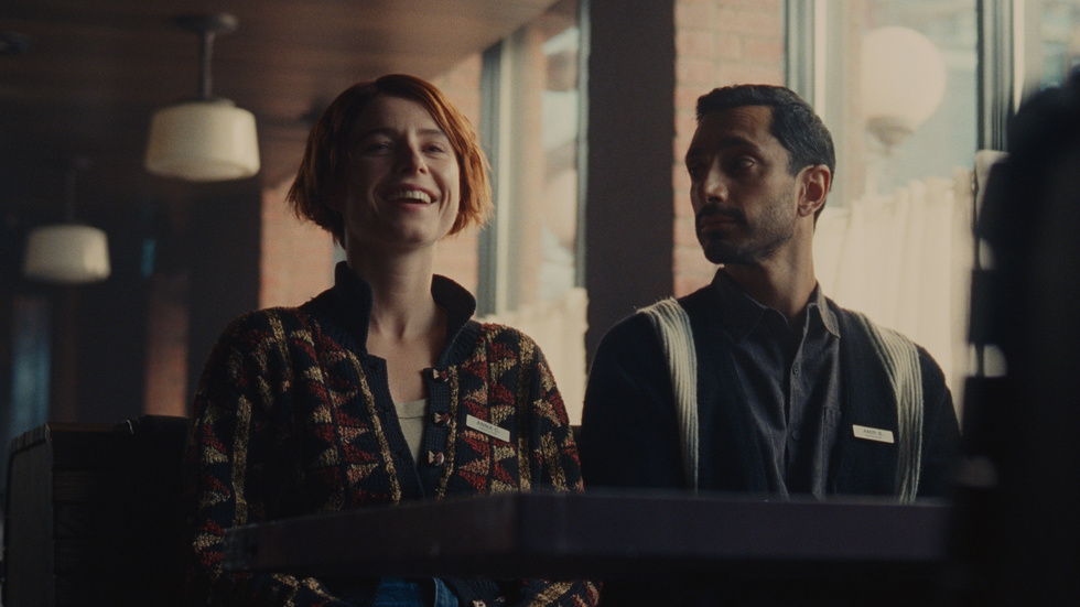 Jessie Buckley och Riz Ahmed i "Fingernails". Pressbild.