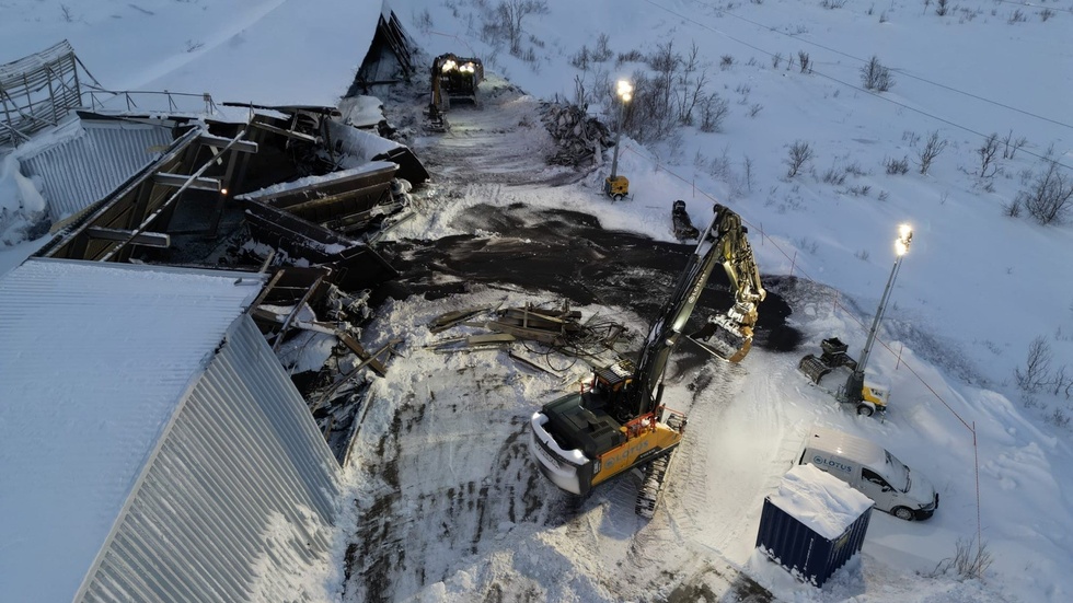 Arbetet med att röja upp efter urspårningen av Malmtåget i Vassijaure pågår för fullt. Personal på plats arbetar i 12-timmarpass. Men under julafton har man gett personalen ledigt.