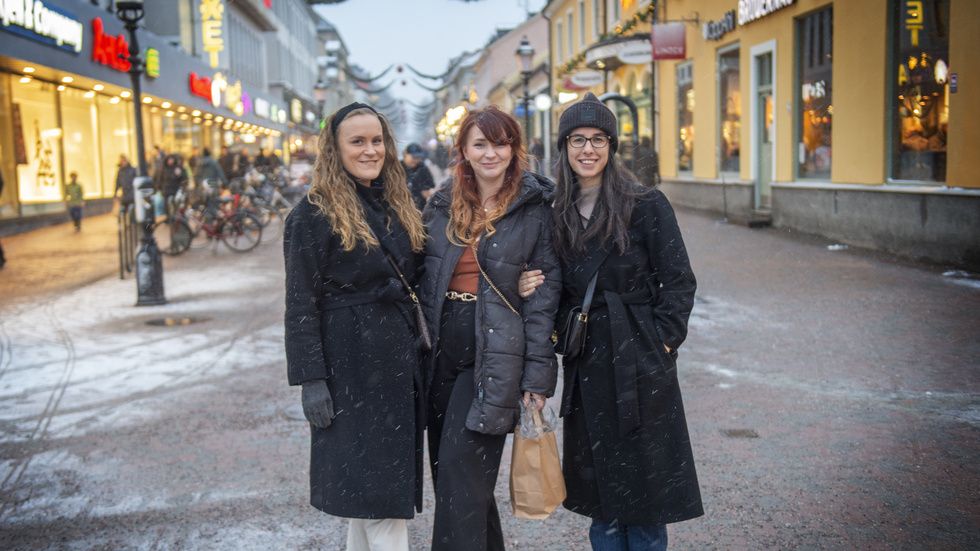 Rebecka Ek, 30, arbetar på SSAB, Nyköping, Johanna Ek, 33, miljökonsult, Nyköping och Loreen Dahl, 31, arbetar inom privat sektor, Nyköping: "Vi vill hälsa till mamma Birgitta. Tack för att du ordnar en så fin och fridfull jul! Det är lite med sarkasm", skrattar systrarna.
