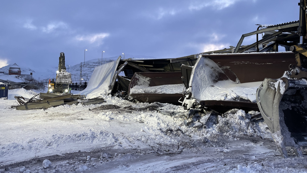 Utredningen om tågurspårningen i Vassijaure görs nu av Statens haverikommission på plats vid olycksplatsen. Här en bild från tisdagen med de urspårade vagnarna. 