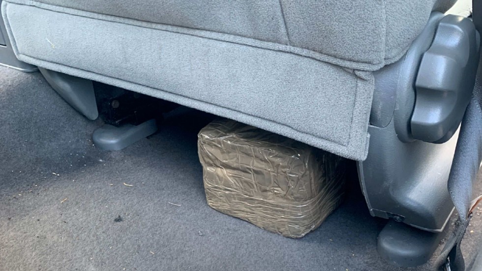 Ett paket med cirka 1,5 kilo hasch hittades under passagerarsätet i en bil som stoppades av en civil polisbil i Mariannelund. Det skedde ungefär en halvtimma efter att samma bil lämnat parkeringsplatsen i Hultsfred som polisen hade spaning på.