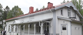 Den gamla skolan i Orrbyn blev pajalafamiljens hem