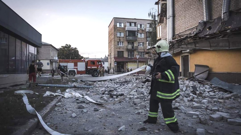 Räddningsarbetare vid platsen i den ukrainska staden Pokrovsk där en rysk attack i måndags bland annat träffade ett bostadshus.