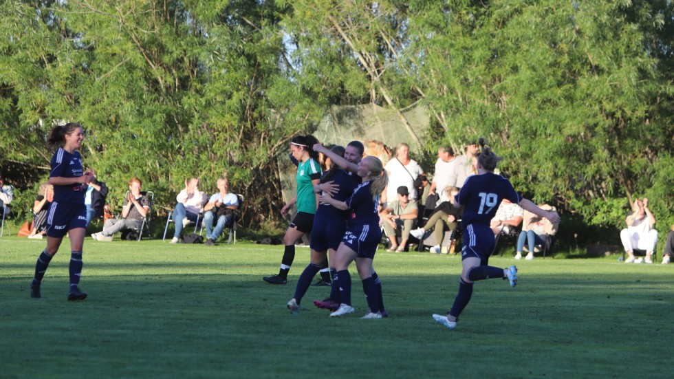 DFK-glädje i derbyt på Öljevi inför mycket publik. Maja Edlund omfamnas av lagkamrater sedan hon fått fullträff med vänsterfoten och ökat på gästernas ledning till 0-2.