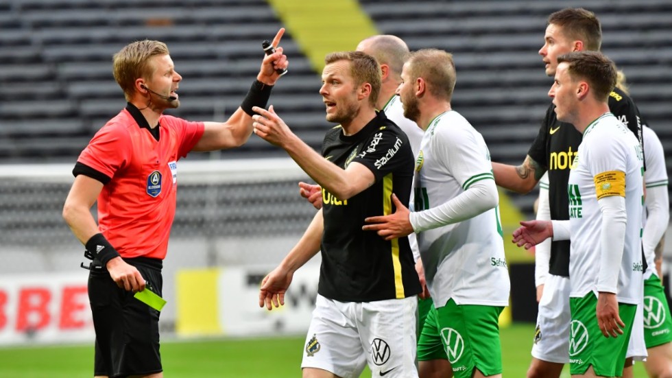 Sebastian Larsson i diskussion med domaren Glenn Nyberg.