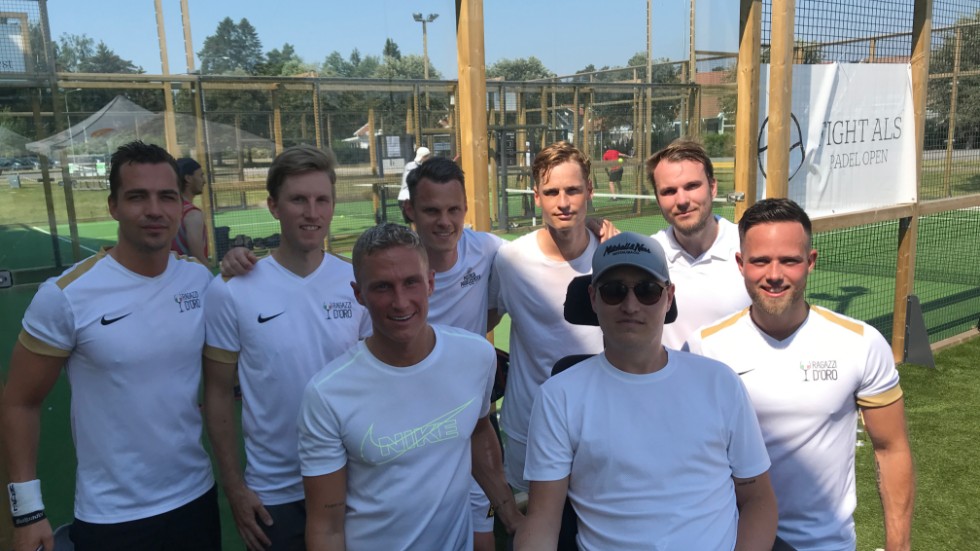 Padel mot ALS och för Johan Riddarströms kamp mot sjukdomen. Här ses Riddarström själv ihop med kompisen Sebastian Käller och andra kompisar från när och fjärran som spelade på utomhusbanorna i Varamon.