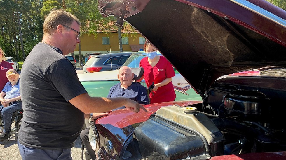Ford V8 klubben Sverige visade upp historiska bilar på Tallgården i Grillby på torsdagen. Örjan Jagenus från Enköping visar sin Ford  -46 för Anders Bergkvist och Emilia Svanström.