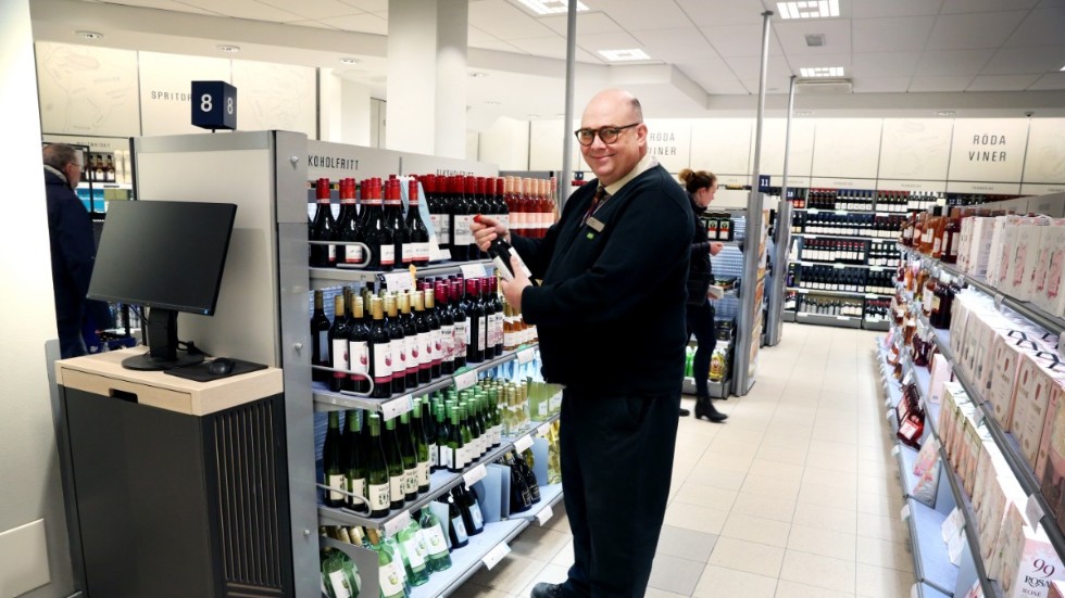 Jesper Lagerberg är butikschef på Systembolaget i Visby. De berörs inte, varorna för hemleverans skickas direkt från depåer på fastlandet.