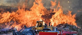 Stor sopbrand rasar – varning för rök