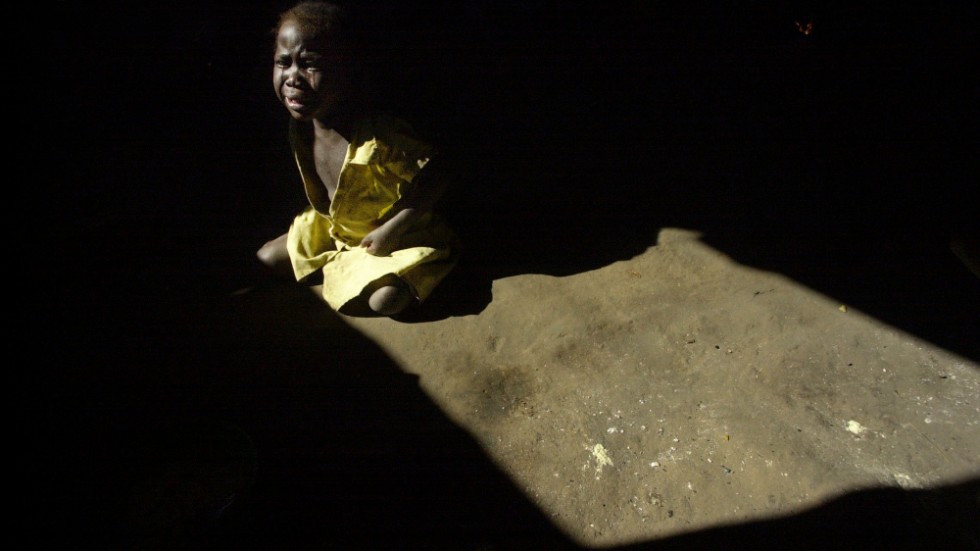 De högre temperaturerna leder till torka, med minskad jordbruksproduktion som följd. På bilden ett barn som gråter av hunger på ett sjukhus i Kuito i Angola.