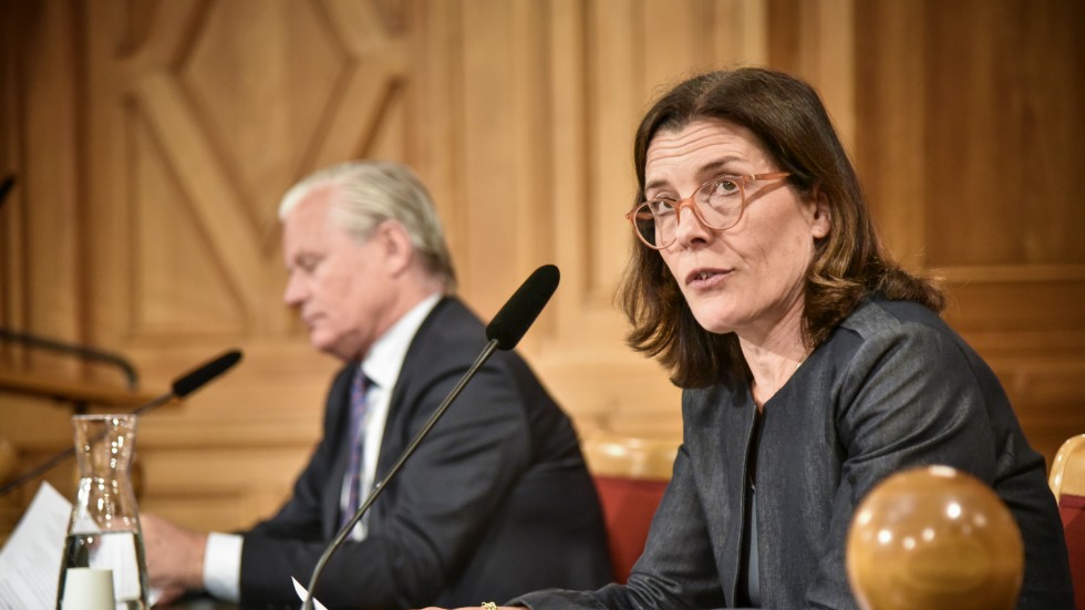 Konstitutionsutskottet (KU) anser att det förekommit flera brister i regeringens hantering av coronapandemin. Här utskottets ordförande Karin Enström (M) och vice ordförande Hans Ekström (S).