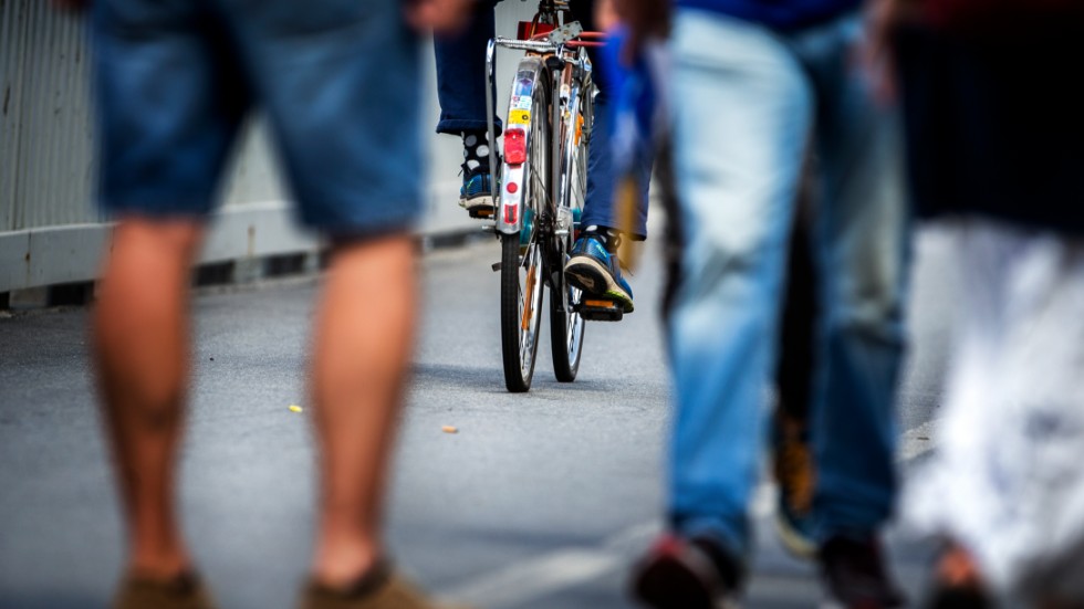 Cyklisterna borde inte få färdas på gågatan i Luleå dagtid, anser skribenten. 