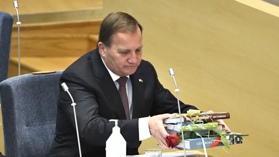 Den avgående S-ledaren och statsminister Stefan Löfven samlar ihop sina presenter.