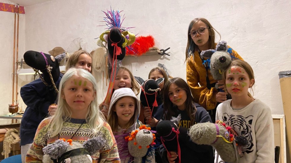 RJK:s medlemmar: Ebba Kingsley, Liv-Julie Ljungström, Sally Scheffold, Francis Herrero, Lova Lundengård, Majken Andersson, Judith Israelsson Casta och Lilly Bergqvist.