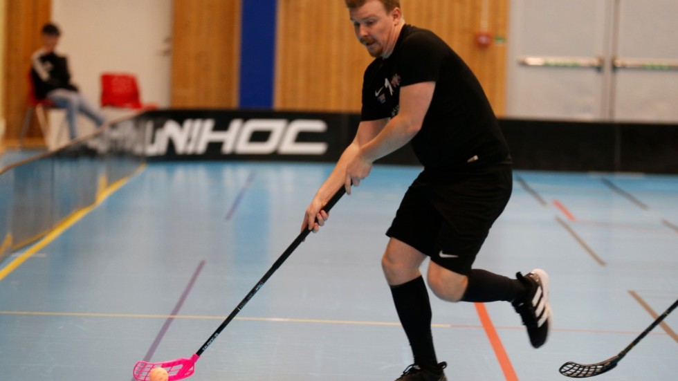 David Samuelsson satte tre mål när Westerviks IBK vann seriepremiären av division 3.