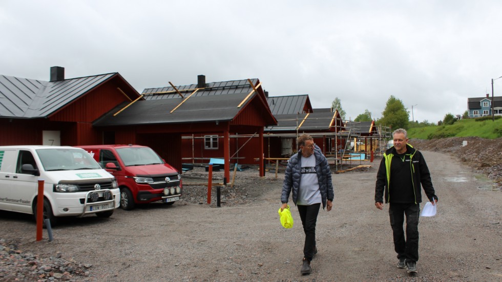 Conni Jonsson är uppvuxen i Hällingsfall, ett par kilometer från Kvarnviks strand. Tillsammans med Jörgen Nilsson står han bakom satsningen på nya bostäder.