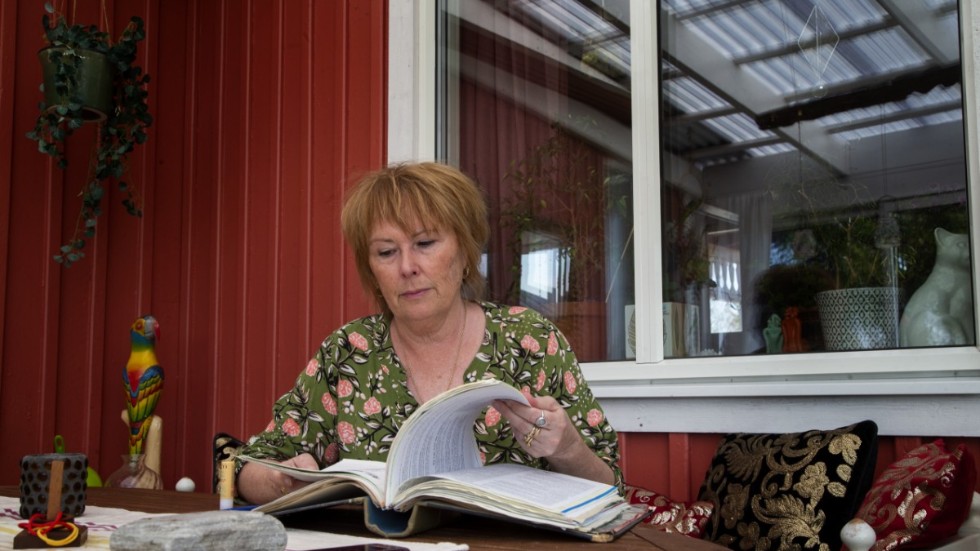 Annika Lahti är kritisk till överförmyndarnämndens uteblivna internutredning och tycker att kommunen kommit "lindrigt undan".  "De har kommit undan allt ansvar", säger Annika Lahti.