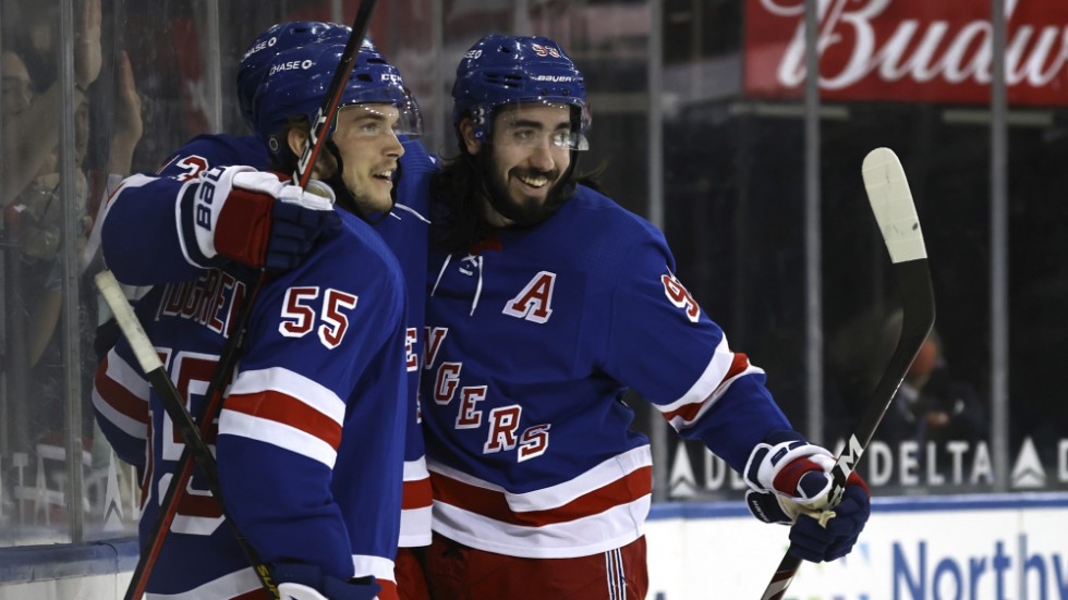 New York Rangers Mika Zibanejad (93) firar med lagkamraten Ryan Lindgren (55). Arkivbild.
