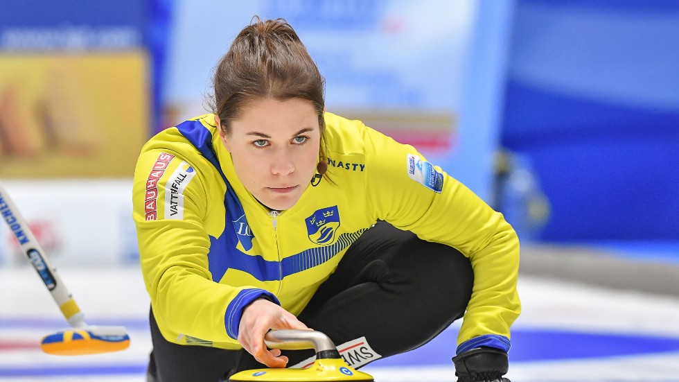 Anna Hasselborg under damernas final i curling-EM 2019. Sveriges lag är inte virussmittat inför årets VM.