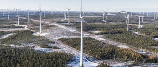 Mobilkran välte omkull i vindkraftsparken