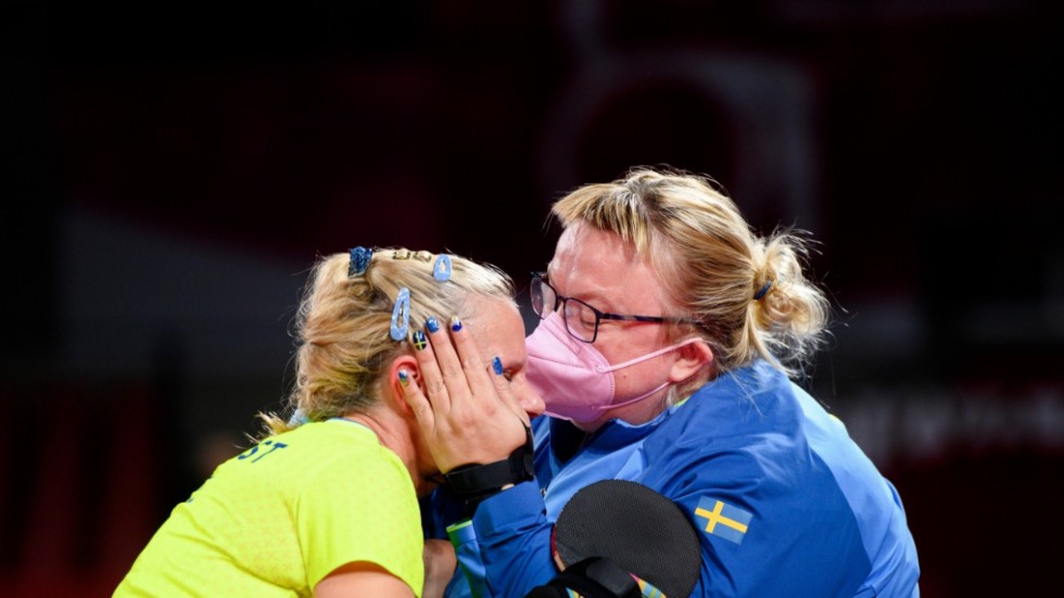 Ingela Lundbäck kramar om lagkamraten Anna-Carin Ahlquist efter att finalplatsen bärgats.