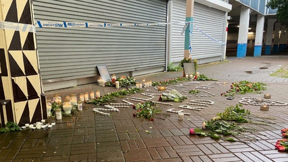 Många sörjandes kondoleanser fanns på mordplatsen i Skäggetorp centrum på torsdagen, dagen efter mordet på restaurangen.