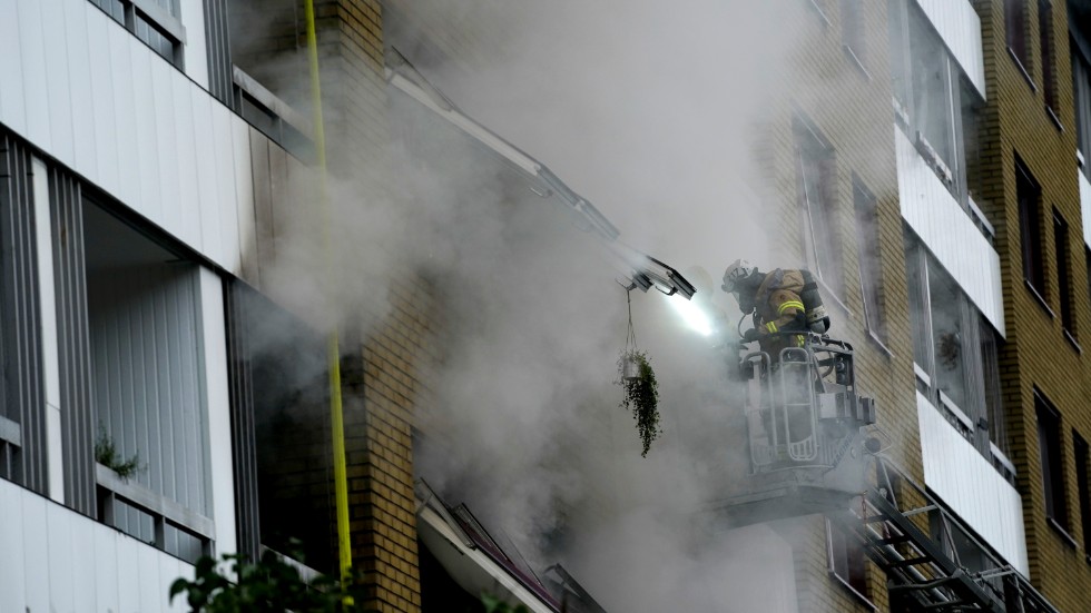 Räddningstjänsten plockade ned boende från huset med hjälp av stegbil, efter den kraftiga rökutvecklingen vid tisdagens explosion på Övre Husargatan.