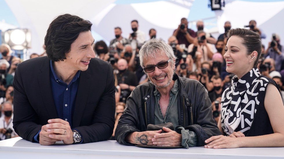 Huvudrollsinnehavarna Adam Driver och Marion Cotillard tillsammans med regissören Leos Carax under filmfestivalen i Cannes.