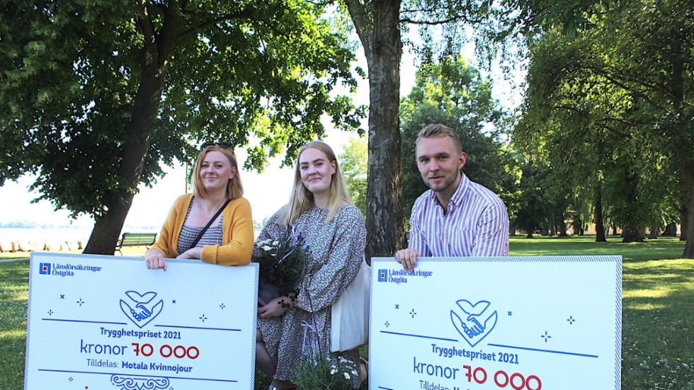 Olivia och Cornelia Sjölin, Tjej-jouren Hilda, och Mårten Granlund, Under Kevlaret, kvitterar ut 70 000 kronor var. Resten av Länsförsäkringars bidragspott för i år, 40 000 kronor, går till ideella krafter i Norrköping och Söderköping. 