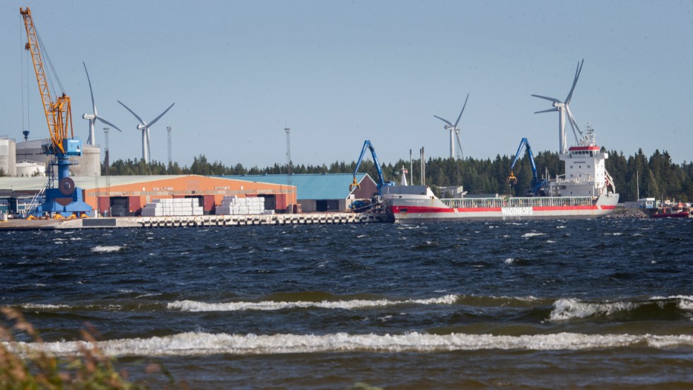 En Shorelink-medarbetare hittades avsvimmad på hamnområdet på Haraholmen förra måndagen med flera brutna revben, en fraktur i skallbenet och en blödning mellan skallbenet och hjärnan. (Arkivbild)